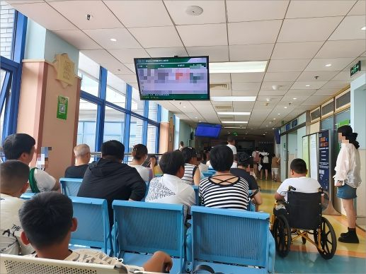 北京儿童医院，等待认知测试的家长和孩子