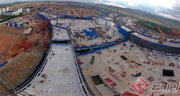 昆明长水国际机场T2航站楼改扩建工程B区项目现场 记者 胡晓蓉 摄