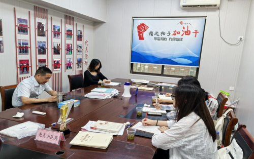 图 1村书记与实践团成员开展座谈