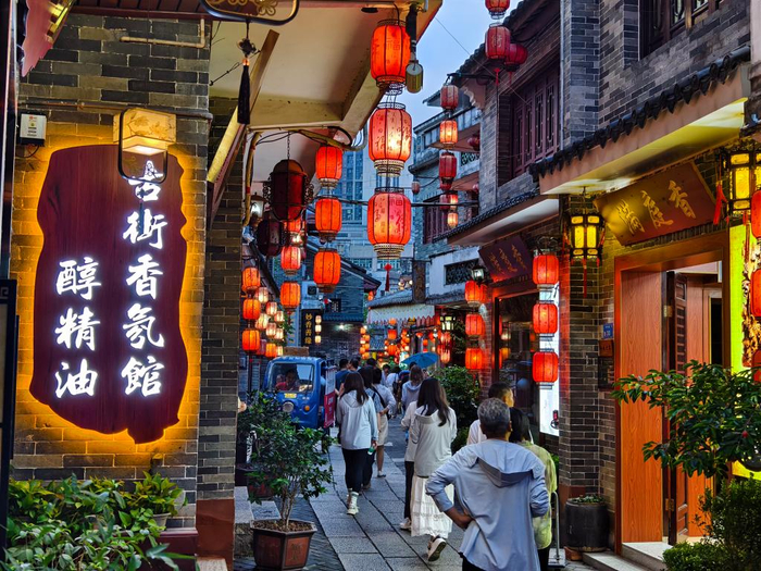 位于广东东莞寮步镇的牙香街，浓厚的岭南风格吸引不少外地游客前来参观游览。新华社发（易建摄）