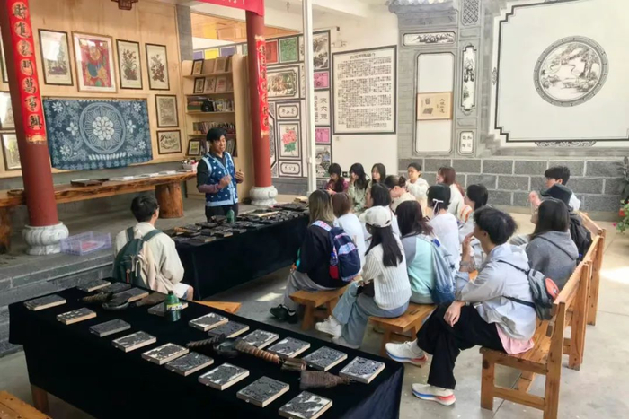张瑞龙正在讲解甲马技艺。李丽 摄