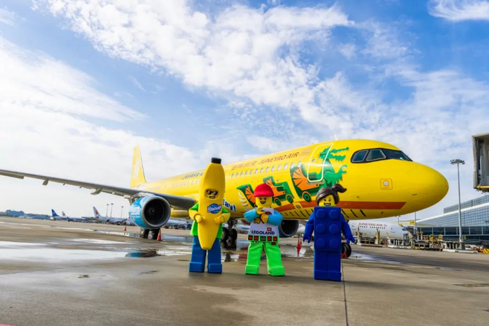 吉祥航空携手上海乐高乐园联合推出全球首架乐高乐园彩绘机（吉祥航空供图）