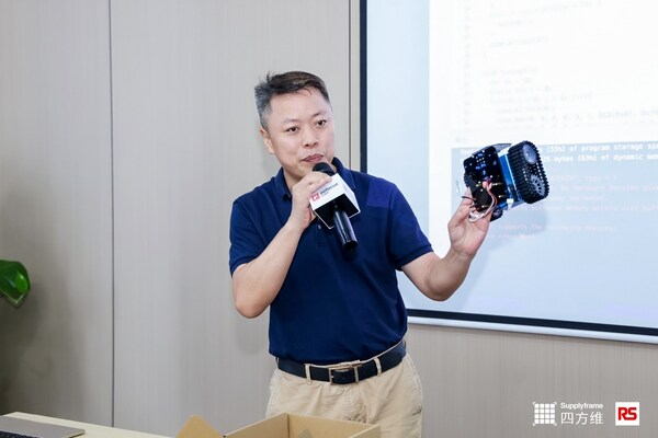 　　图 | 行业专家、深圳市科易互动机器人有限公司负责人左克俭现场演示