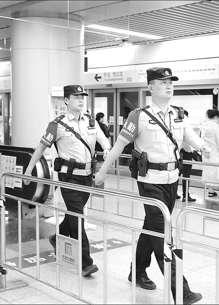     图为刘少辉（前）和同事在巡逻。