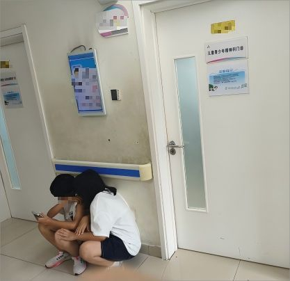 某医院“学习困难门诊”门口，候诊的青少年
