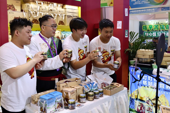 南博会上香格里拉松茸产品走俏购销两旺