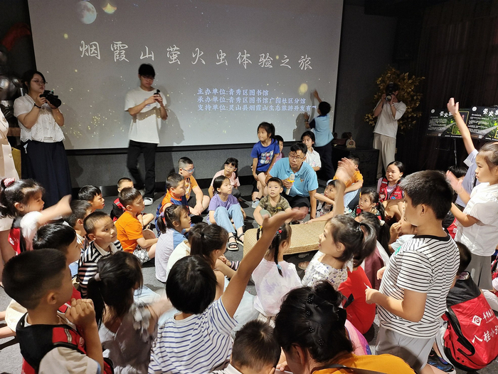     孩子们踊跃举手回答问题。