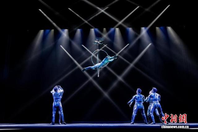 图为无人机配合多人抛接，杂技演员完成空中穿越。 苏伟佳 摄