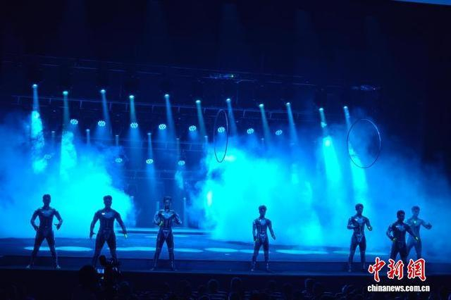 图为无人机杂技节目《AI觉醒·智能之门》首演现场。叶秋云 摄