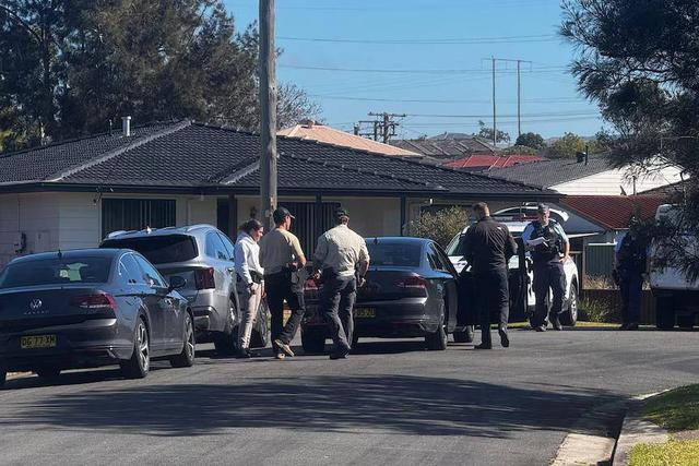 侦探和法医警察前往案发现场收集证据（图片来源：ABC）