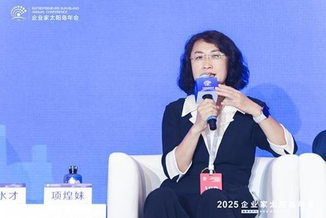 图为阿里巴巴集团副总裁项煌妹8月3日上午在2025企业家太阳岛年会主论坛思客对话环节进行发言。
