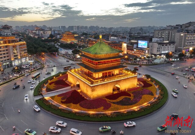 暮色中的钟楼流光溢彩。