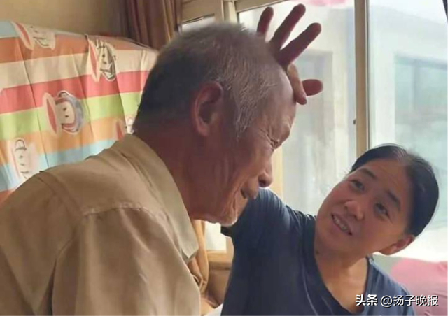 尹春燕（右）探望独居老人。北京日报图