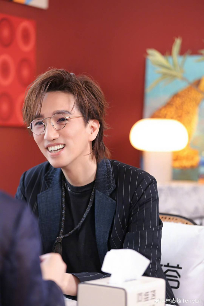林志炫做客《背后》 图据节目组