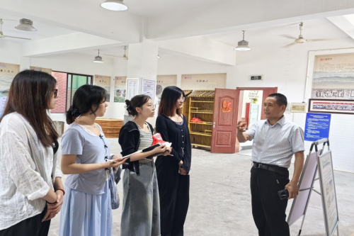 图 2 村书记详细讲解石溪村发展历程与“村嫂”文化