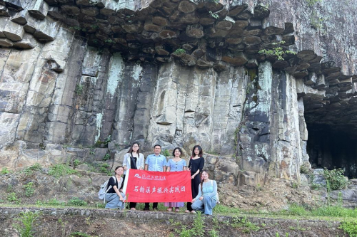 图 7 村书记合照