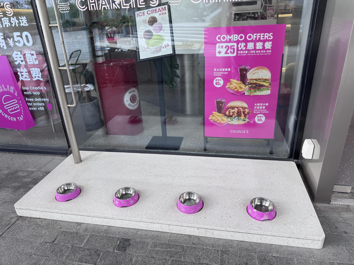 Charlie’s粉红汉堡宠物饮水区。刘浩/摄