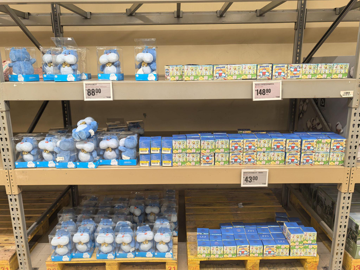 盒马X会员上海森兰商都店货架上仅有一些盒马周边玩偶正在销售。新京报贝壳财经记者俞金旻 摄