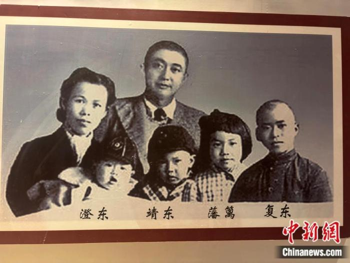  戴安澜一家人的合影。赵强 摄
