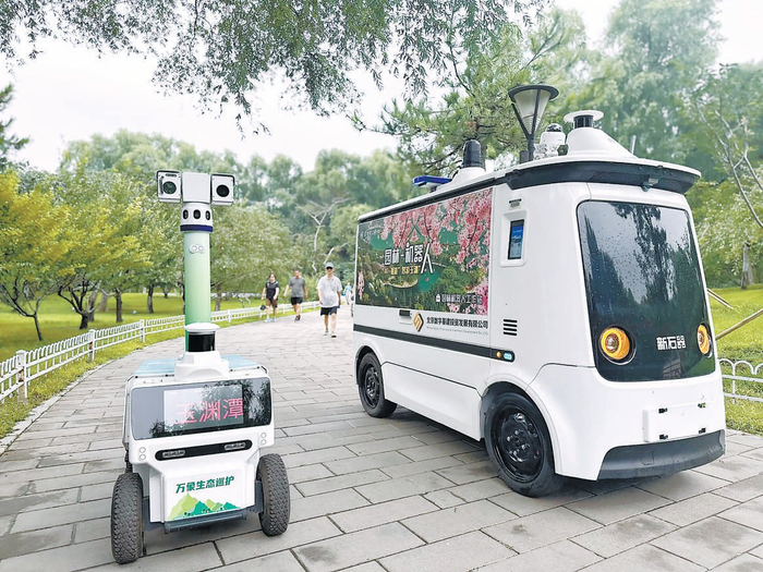 　　玉渊潭公园里的巡护机器人与无人驾驶巡检车。 本报记者 曹政 摄
