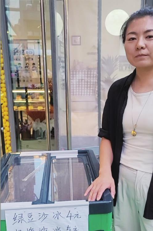         娟子和她的无人值守小冷饮摊。    本报记者 王罡 徐刚 摄