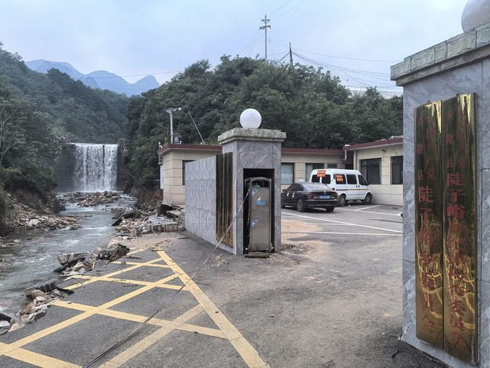 陡子峪乡政府的半扇围墙及门前广场遭洪水冲毁。新华每日电讯记者 王民 摄