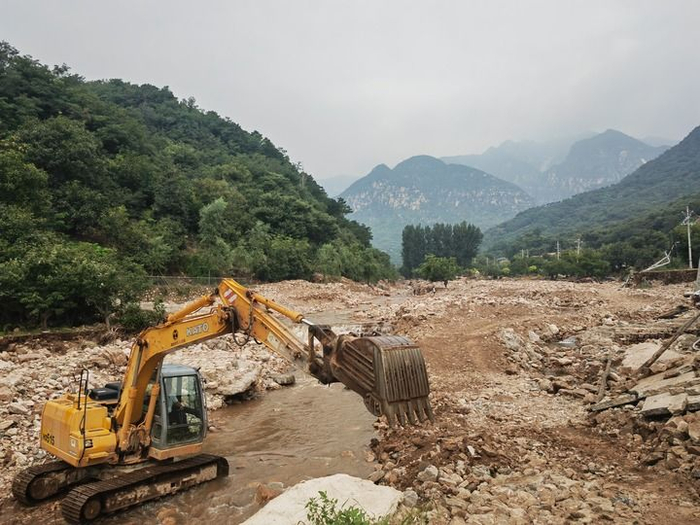 施工人员正在抢修通往西陡峪村的临时道路。新华每日电讯记者 田策 摄