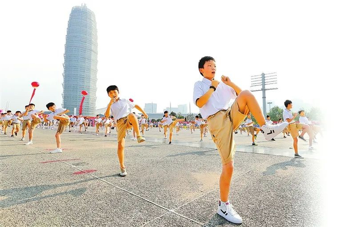 郑州某学校组织学生在如意湖广场表演健身操。本版图片除受访者供图外均为本报记者 邓放 摄
