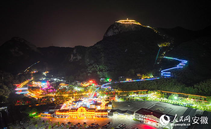俯瞰霍山县六万情峡电影小镇的缤纷夜景。人民网记者 陶涛摄