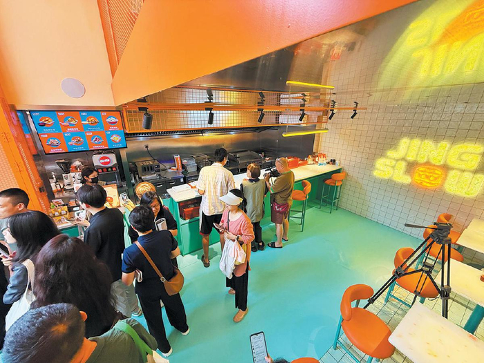 8月4日，潮东里京悠·手工汉堡潮品牌。　摄影/新京报记者　王贵彬