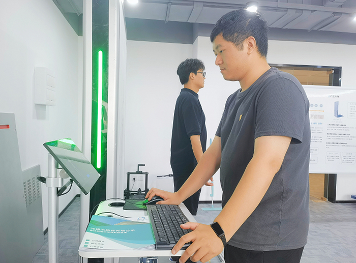   “科大硅谷”蜀山园一家企业正在测试产品。（资料图 蜀山区委宣传部供图）