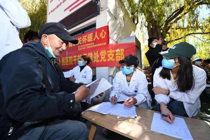 拉萨市城关区策门林社区居委会联合自治区人民医院干部保健处党支部在宗角禄康公园开展义诊进社区活动。记者 唐斌 摄