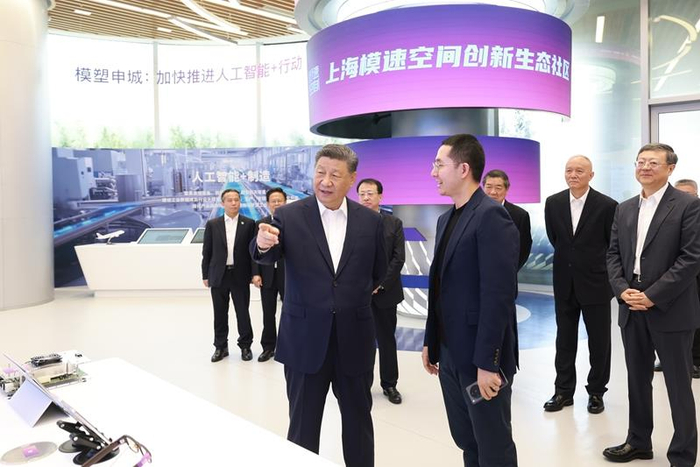 △2025年4月29日，习近平总书记在上海“模速空间”大模型创新生态社区，察看大模型产品展示。