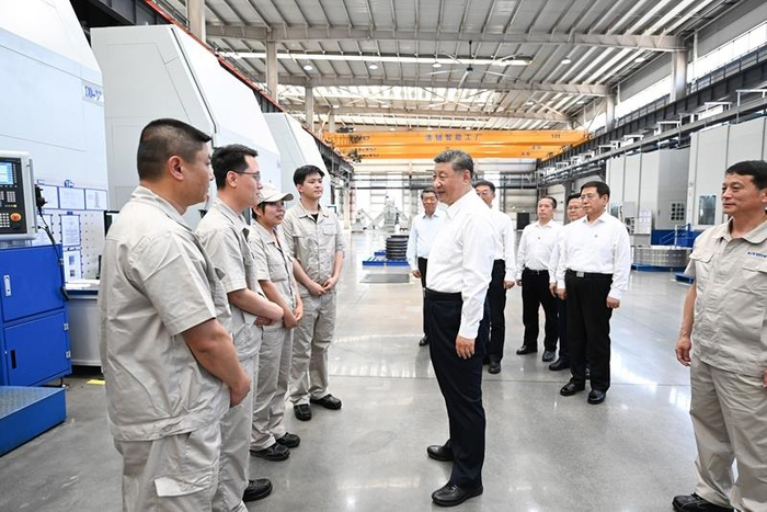 △2025年5月19日，习近平总书记在河南洛阳轴承集团股份有限公司智能工厂考察时，同企业职工亲切交流。