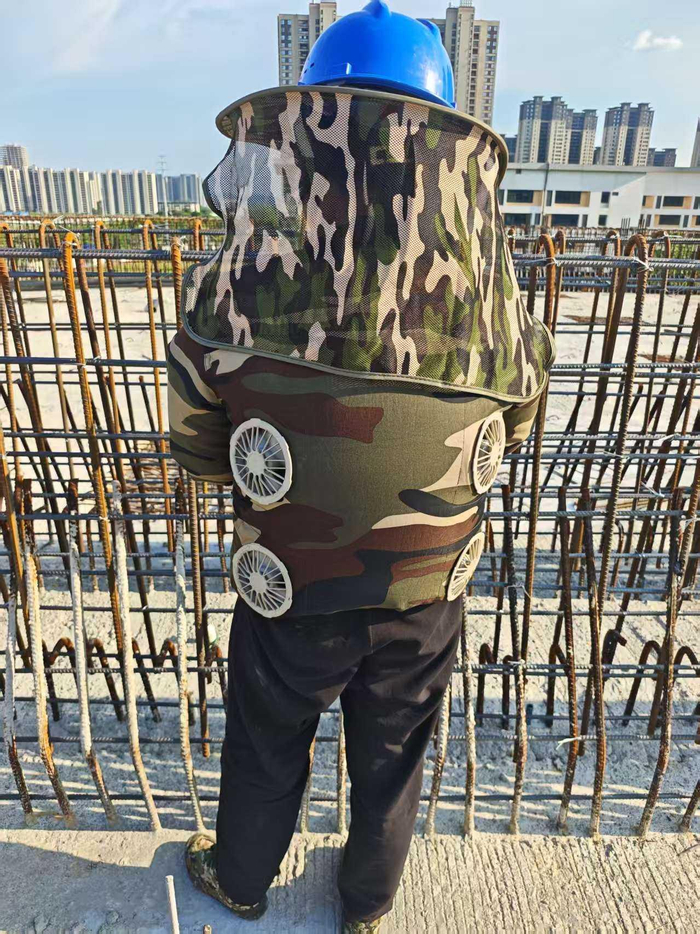 高新三路项目现场，工人穿上带风扇的工作服在烈日下施工。通讯员供图