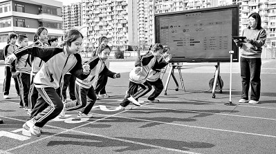 河北省秦皇岛市海港区在水一方小学引进“AI智慧操场”和智慧体育硬件设施，改变了传统体育教学模式。曹建雄摄/光明图片