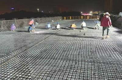高新三路项目现场，工人挑灯夜战。通讯员供图
