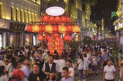 　　节假日里，游人如织的五马街。苏巧将 摄