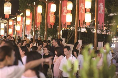 　　梧田老街，打卡集市的人们。翁卿仑 摄