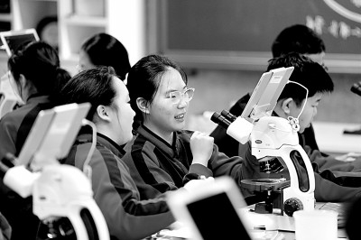北京师范大学附属中学举行基于学科课程纲要和单元学历案的课堂教学改进研讨会，学生在分论坛上的研究课上课。新华社发