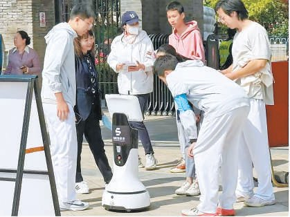 　　北京市第三十五中学课堂上使用机器人。采访对象 供图