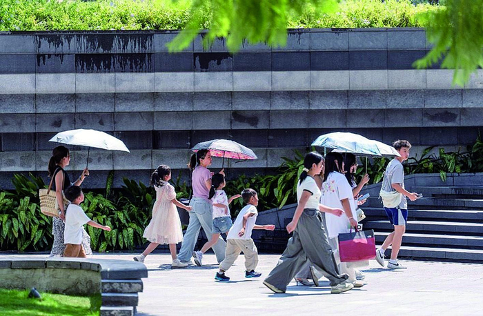    8月2日，两江新区光环购物公园，市民游客在街头行走。据新重庆-重庆日报