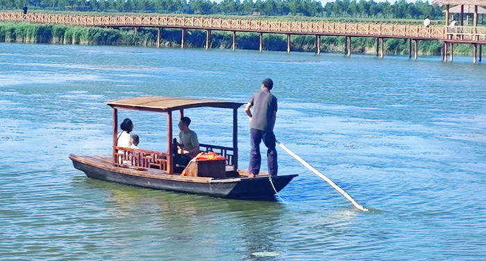 救生衣堆放在船头。李洪涛/摄