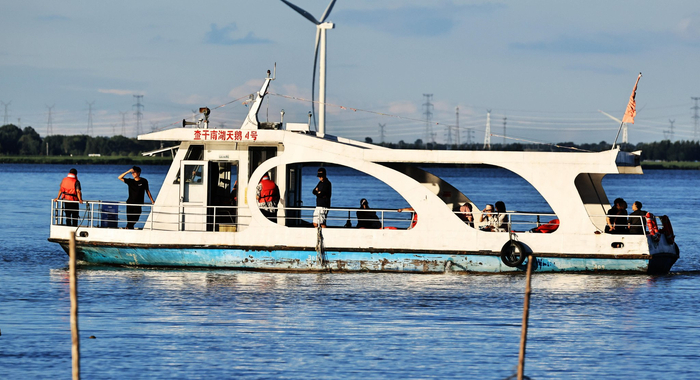 查干南湖天鹅4号游船上，大多数游客未穿救生衣。李洪涛/摄