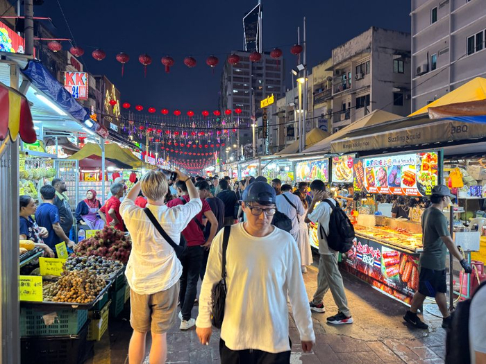 吉隆坡夏天的夜不算闷热，夜市人声鼎沸。谭海燕/摄