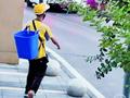 残疾小哥背桶走路送外卖 感动无数网友