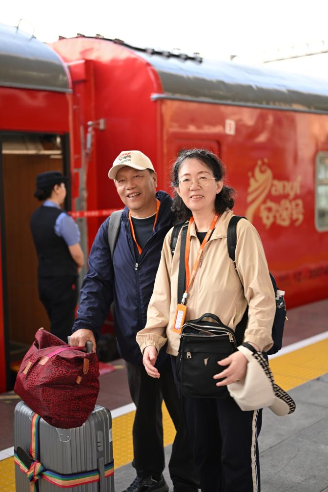 　　5月20日，旅客在成都安靖站准备搭乘旅游专列出游。（成轩 摄）