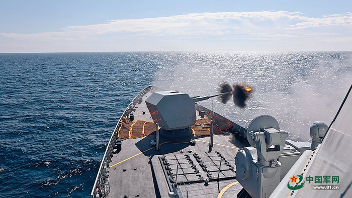 联合反舰演练中，绍兴舰进行主炮射击。徐 强摄