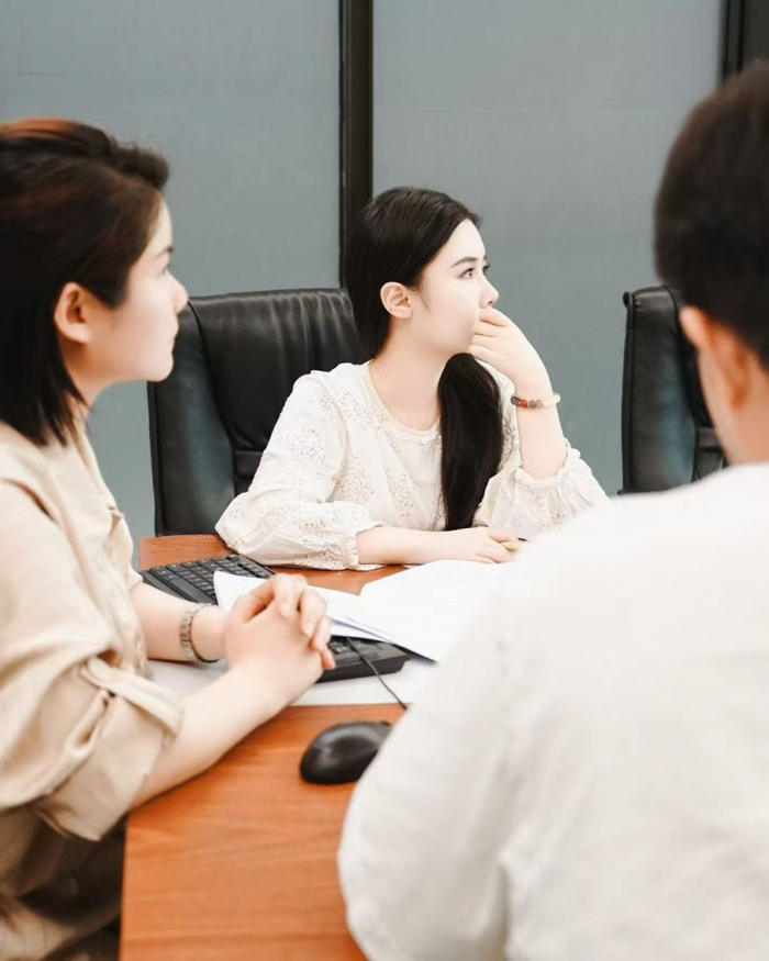 (图为:PSS人格剧本学派创始人尤尤老师与PSS学派学术研究专家组成员进行学术交流)