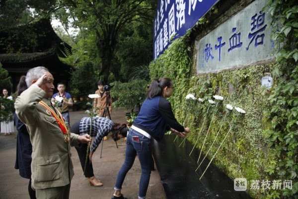 （中国远征军老兵卢彩文生前在“碧血千秋”前敬军礼 图片来源：腾冲融媒）